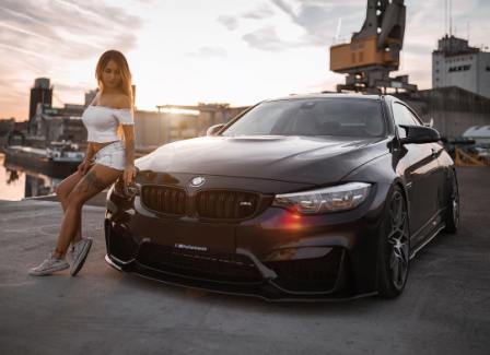 Машины BMW M4, девушки и автомобили, фото девушки возле машин фотосессии девушки и авто, спортивный автомобиль