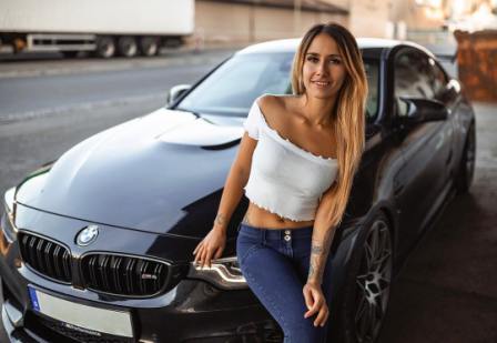 Машины BMW M4 спорткар, девушки и автомобили, фото девушки возле машин фотосессии девушки и авто